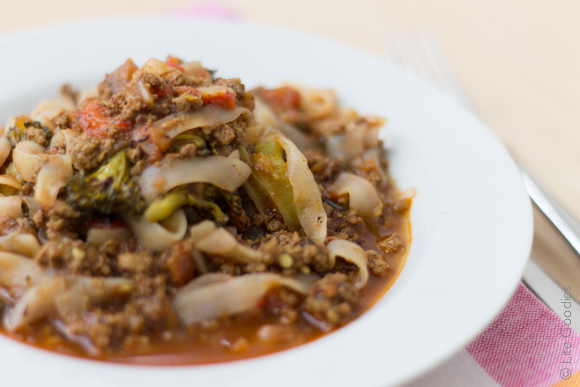 Shirataki Noodles with Meat & Veggies Spicy Sauce