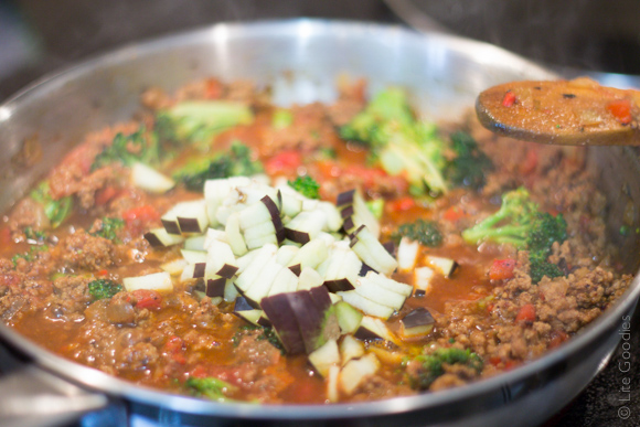 Shirataki Noodles with Meat & Veggies Spicy Sauce