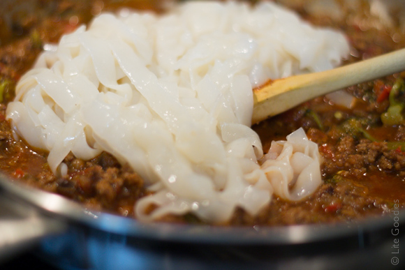 Shirataki Noodles with Meat & Veggies Spicy Sauce